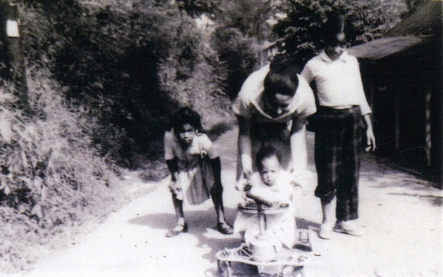 Aunt Anne,Deborah,Celestine and Jimmie in Hazard